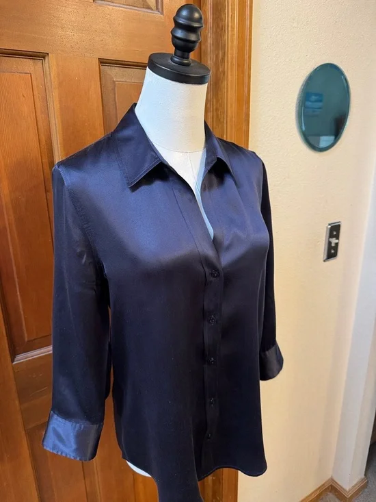 L'AGENCE Navy Satin Button-Down Blouse Size SP - Picture 5 of 9